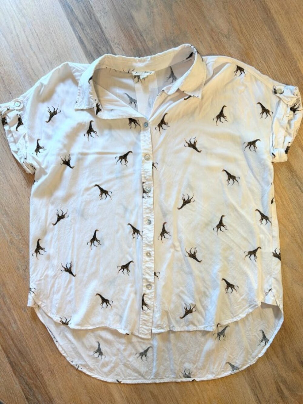 Jane and Delancey Giraffe Print Short Sleeve Button Down M White Rayon